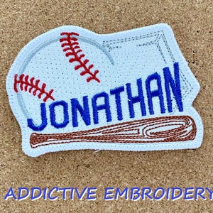 Può includere: Toppa ricamata bianca con una palla da baseball, una mazza e il nome "JONATHAN" in filo blu.