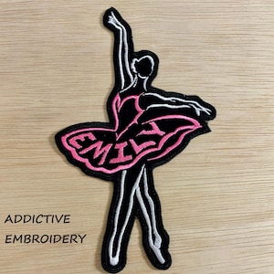 Puede incluir: Parche de hierro bordado en rosa y negro de una bailarina con el nombre "Emily" escrito en su tutú.