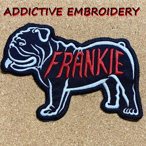 Può includere: Toppa ricamata nera di un bulldog con il nome Frankie in lettere rosse.
