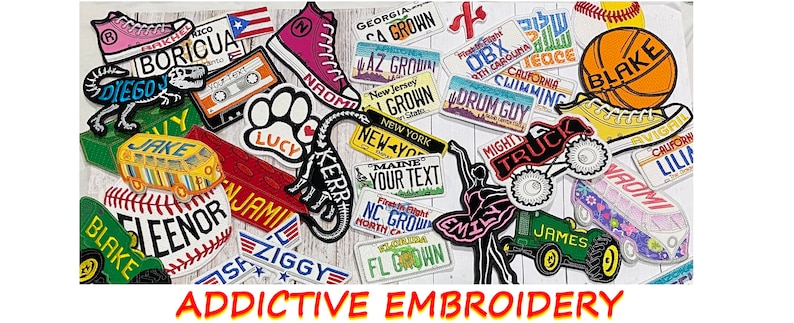 Puede incluir: Una colecci&oacute;n de parches bordados en varias formas, incluyendo placas de matr&iacute;cula, zapatillas deportivas y una pelota de baloncesto. Los parches presentan nombres, frases y abreviaturas de estados en m&uacute;ltiples colores. El texto "ADDICTIVE EMBROIDERY" est&aacute; en la parte inferior.
