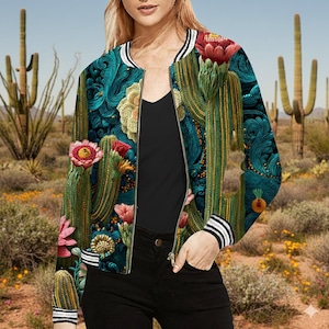 Könnte beinhalten: Eine weiße Keramik-Tasse mit schwarzem Henkel und dem Text "But First, Coffee" in fetter, schwarzer Schrift. Die Tasse steht vor einem verschwommenen Hintergrund, der eine gemütliche Umgebung andeutet.