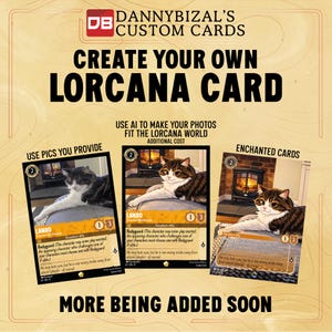 Op de afbeelding: Een promotionele afbeelding voor Dannybizal's Custom Cards met drie voorbeelden van aangepaste ruilkaarten in Lorcana-stijl. Elke kaart toont een kattenillustratie, spelstatistieken en tekst. De afbeelding bevat de koppen Create Your Own Lorcana Card, Use Pics You Provide, Enchanted Cards en More Being Added Soon.