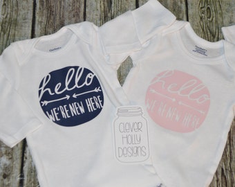 Zwei Mädchen, zwei jungen Zwillinge Strampler set, Zwillinge Body set "Hallo, wir sind neu hier" (twin Babys oder Drillinge) [Zwillinge Geschenk Ideen, unisex]