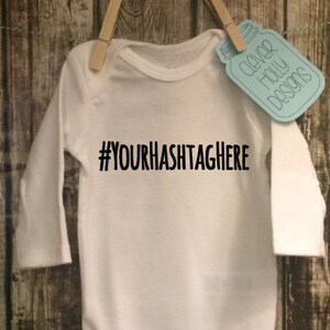 Personalizado Hashtag Onesie Traje personalizado Hashtag Diseña tu propio traje Hashtag manga corta o larga hashtag idea de regalo para bebés imagen 1