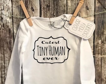 Nuevo regalo del bebé, Tiny Human Onesie, tiny Human Bodysuit, Anuncio Onesie (manga larga, manga corta) [regalo de la nueva mamá, regalo de la ducha, regalo del bebé]