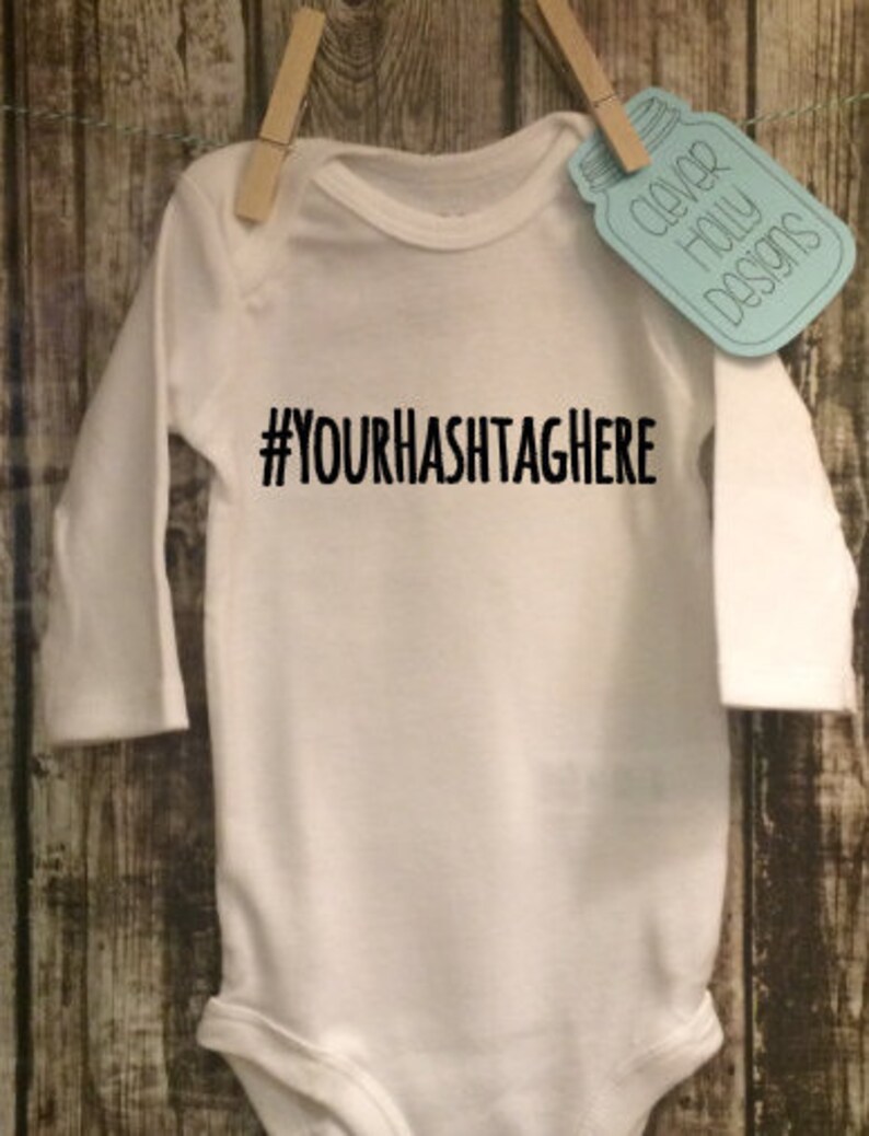 Personalizado Hashtag Onesie Traje personalizado Hashtag Diseña tu propio traje Hashtag manga corta o larga hashtag idea de regalo para bebés imagen 1