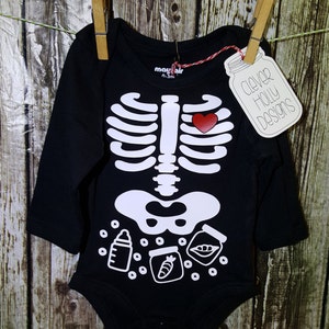 Halloween BabyKostüm Skelett Onesie mit Cheerios, Erbsen und Möhren Langarm Body 1. first Halloween Onesie Qualität Baby Geschenk Bild 1