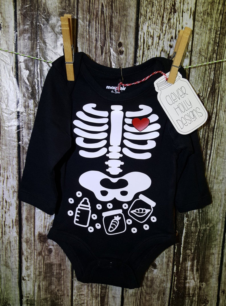 Halloween bebé traje esqueleto Onesie con cheerios, guisantes y zanahorias traje de manga larga 1er regalo de bebé de calidad Onesie de Halloween imagen 1