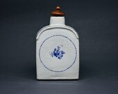 Antique Chinese export porcelain tea caddie , 5.5 inches tall, early 1800s
