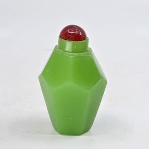 Vintage Chinese resin snuff bottle, 3 inches tall
