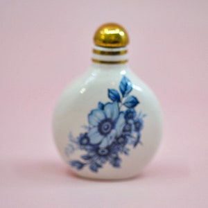 Vintage, Chinese, porcelain, snuff bottle, 2.5 inches tall, 1990s