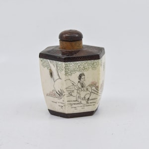 Vintage Chinese resin snuff bottle, 2 inches tall, 1980s