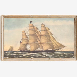 Peut inclure: Une estampe encadrée vintage représentant un grand voilier avec des voiles blanches gonflées, naviguant sur une mer bleue calme. Un navire plus petit est visible au loin.