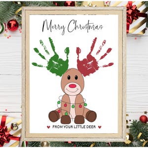 Op de afbeelding: Een printbare kerstkaart met een handafdruk rendier met de tekst "Merry Christmas" en "Van je kleine rendier".