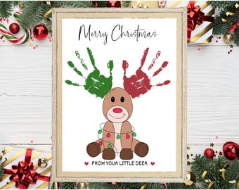 Könnte beinhalten: Eine druckbare Weihnachtskarte mit einem Handabdruck-Rentier mit dem Text "Frohe Weihnachten" und "Von deinem kleinen Rentier".