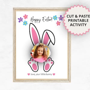 Puede incluir: Una impresión enmarcada con temática de Pascua con un diseño de conejito. La impresión presenta una foto de un niño, orejas de conejito y el texto "Happy Easter!" y "love, your little bunny." Una pegatina rosa y blanca dice "CUT & PASTE PRINTABLE ACTIVITY."