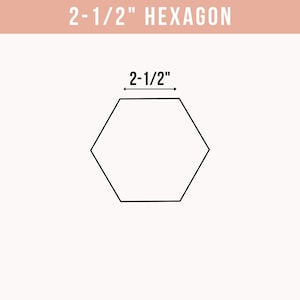 Puede incluir: Un contorno negro de un hexágono con una medida de 6,35 cm de ancho. El texto "2-1/2" HEXAGON" se muestra en una pancarta rectangular de color melocotón encima de la forma. El fondo es de color beige claro.