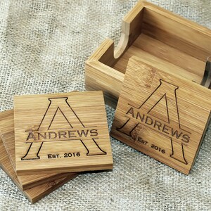 Puede incluir: Conjunto de cuatro posavasos de bamb&uacute; con un monograma personalizado y el texto "Andrews Est. 2016". Los posavasos vienen en una caja de bamb&uacute; a juego.