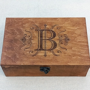 Monogrammierte Holzkiste, personalisierte Schmuckbox mit Monogramm, Personalisiertes Geschenk für Sie oder Ihn