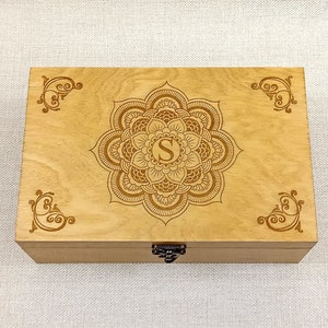 Mandala und Monogramm auf Holzbox, personalisierte Box mit Monogramm, individuelle Geschenkbox