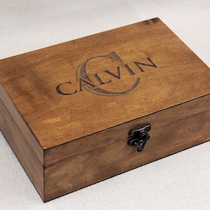 Gepersonaliseerde houten kist met naam en monogram, aangepaste juwelendoos, doopcadeau