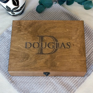 Personalisierte Holzbox mit gravierten Namen und Monogramm, Erinnerungsbox individuell, Taufgeschenk für Junge oder Mädchen
