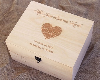 Caja de memoria del bebé personalizada, caja de recuerdo del bebé grabado, diseño de la forma del corazón con un nombre y DOB, caja de madera personalizada