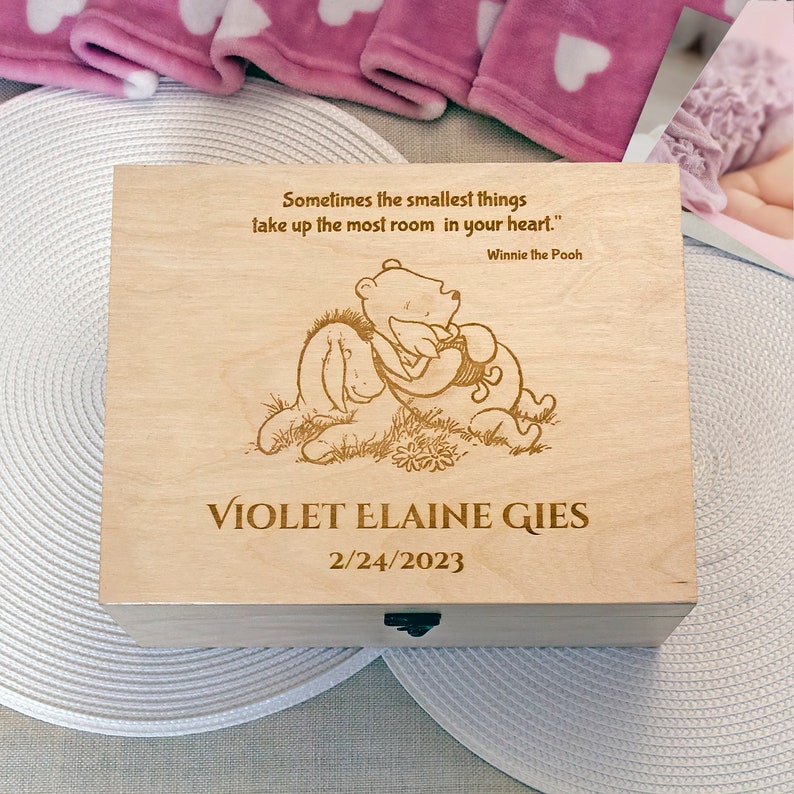 Cita de Winnie the Pooh en la caja de memoria del bebé, caja de recuerdos personalizada con dicho personalizado, Winnie, Piglet y Eeyoree en caja de madera imagen 1