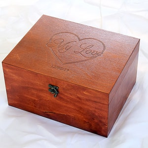 Cadeau anniversaire de mariage, Boîte à souvenirs pour elle avec nom gravé en coeur