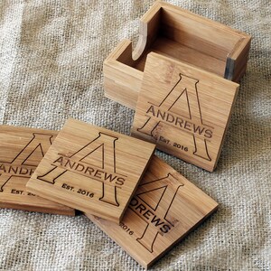 Puede incluir: Conjunto de cuatro posavasos de bamb&uacute; con una inicial personalizada y el nombre "Andrews" y el a&ntilde;o "Est. 2016" grabado en cada posavasos. Los posavasos vienen en una caja de bamb&uacute; a juego.
