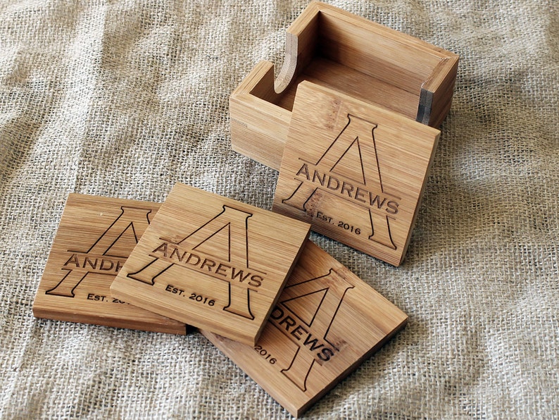 Puede incluir: Conjunto de cuatro posavasos de bamb&uacute; con una inicial personalizada y el nombre "Andrews" y el a&ntilde;o "Est. 2016" grabado en cada posavasos. Los posavasos vienen en una caja de bamb&uacute; a juego.