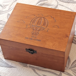Gepersonaliseerde babyherinneringsdoos, aangepaste aandenkenkist, afbeelding heteluchtballon, eerste verjaardagscadeau