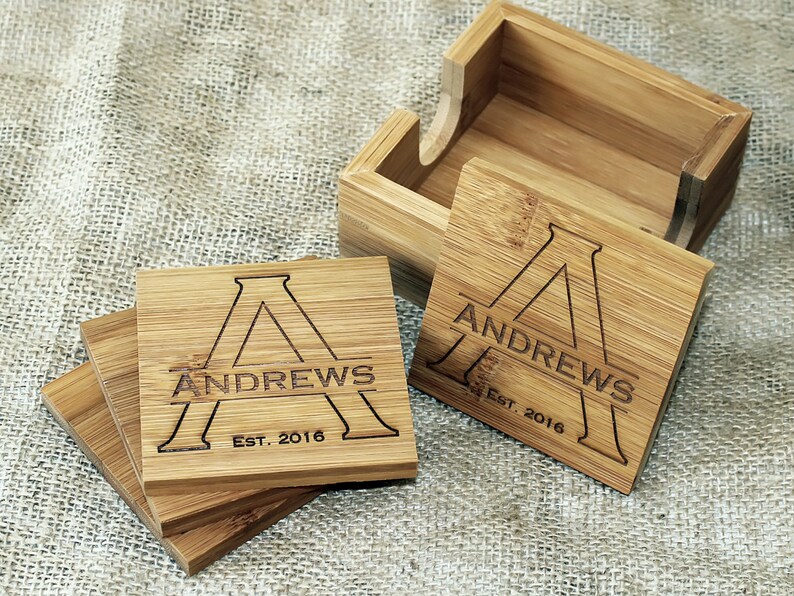 Puede incluir: Conjunto de cuatro posavasos de bamb&uacute; con un monograma personalizado y el texto "Andrews Est. 2016". Los posavasos vienen en una caja de bamb&uacute; a juego.