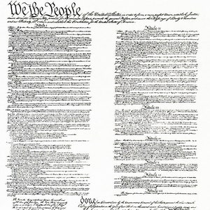 Puede incluir: Una imagen en blanco y negro de la Constitución de los Estados Unidos, también conocida como la Constitución estadounidense. El documento está escrito en letra cursiva e incluye el texto "We the People" en la parte superior. El documento está fechado el 17 de septiembre de 1787 y firmado por los Padres Fundadores.