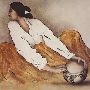 Puede incluir: Pintura a la acuarela de una mujer con camisa blanca y falda naranja, sosteniendo un cuenco estampado. La mujer tiene el pelo oscuro y está sentada. El cuenco tiene diseños geométricos en blanco y negro. La obra tiene una paleta de colores suaves y apagados.