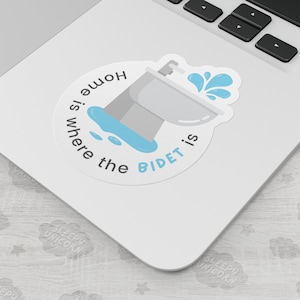 Sticker Home is Where the Bidet Is, sticker toilet, sticker voor volwassenen, humorsticker voor volwassenen, cadeau voor reizigers, waterbestendige sticker voor waterfles afbeelding 2