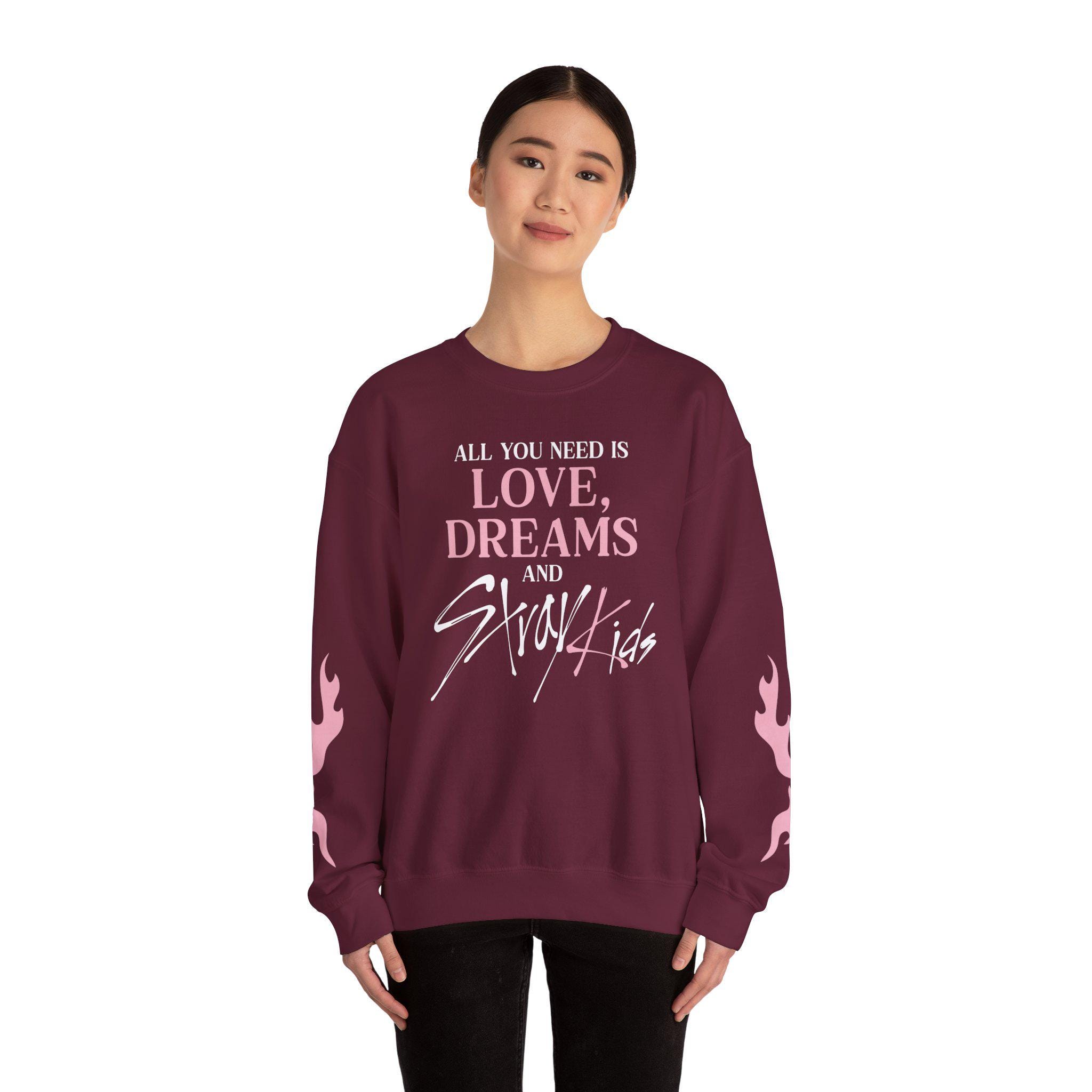 All You Need is Love Dreams and Stray Kids」クルーネック