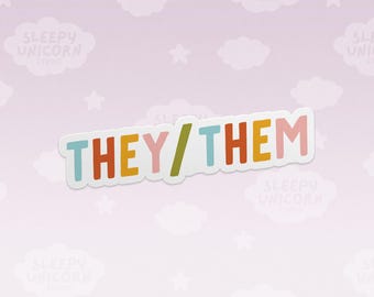 Pode incluir: Um adesivo com o texto "THEY/THEM" em cores do arco-íris sobre um fundo branco. O adesivo está sobre um fundo rosa com nuvens brancas.