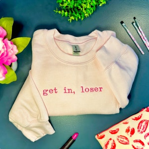 Sweat brodé Get in Loser Mean Girls Merch rose ras du cou unisexe