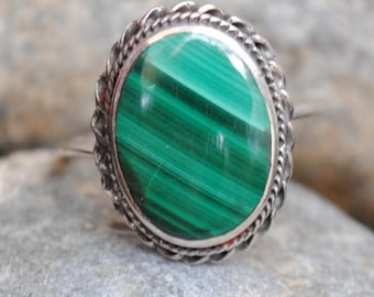 Anillo ovalado vintage de malaquita y plata - anillo de malaquita - anillo ovalado - anillo de piedras preciosas - anillo de plata - anillo verde - anillos