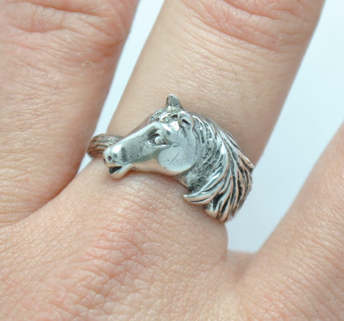 Bague En Argent Sterling Avec Motif Têtes De Chevaux - Bijou Vintage Occasion, état D'usure Visible