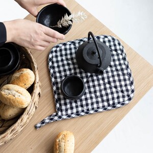 Grytlappar i linne, modern köksinredning