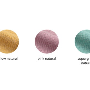 Pu&ograve; includere: Primo piano di tre campioni di tessuto in giallo, rosa e verde acqua. I campioni sono testurizzati e hanno un aspetto naturale.