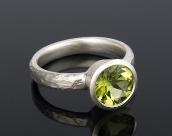 Hamrad silverperidotring: Augusti födelsesten