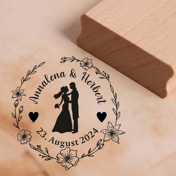 Motivstempel Hochzeit Hochzeitspaar mit Herzen und Blumenkranz Namen + Datum Stempel - Hochzeitsstempel Brautpaar Liebe Heiraten Holzstempel