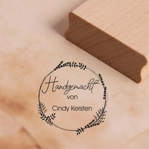 Motivstempel Handgemacht von mit Vintage Kranz Motiv - inkl. Name personalisierter Stempel Ø 48 mm Holzstempel handmade Geschenk Geburtstag