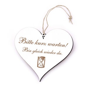 May include: White wooden heart-shaped sign with the text "Bitte kurz warten! Bin gleich wieder da." and a brown hourglass illustration.
