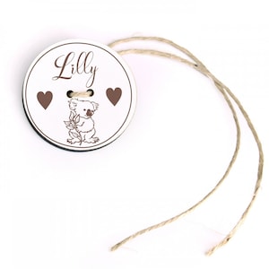 Pendentif de cartable avec nom et motif de cœur de koala - Cadeau enfants Inscription à l’école Retour à l’école Ø5cm - Décoration de cartable Idée cadeau Enfant École