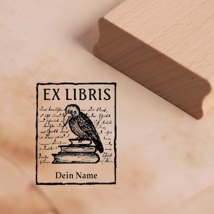 Może przedstawiać: Czarno-biała ilustracja ptaka siedzącego na stosie książek z tekstem "EX LIBRIS" i "Dein Name" na białym tle.