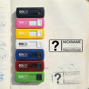 Może przedstawiać: Kolekcja stempli COLOP Pocket Stamp Plus 20 w różnych kolorach: czarnym, różowym, żółtym, białym, niebieskim, czerwonym i zielonym. Każdy stempel ma biały mechanizm przesuwny. Osobny stempel z napisem "NICKNAME Datum/Uhrzeit".